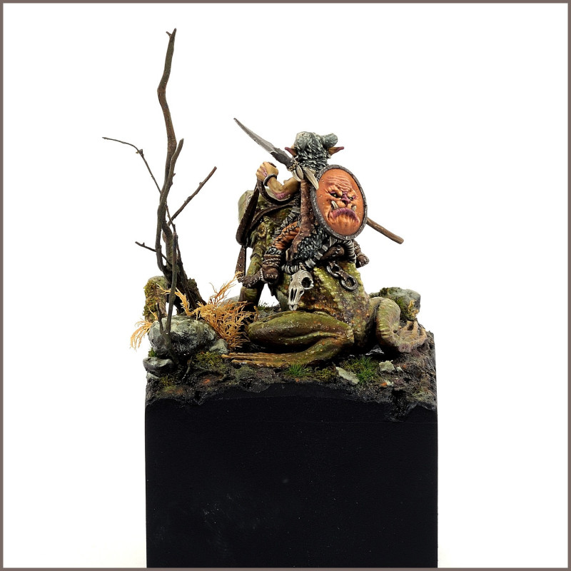 SQUARG est une figurine 54 mm de gobelin chevaucheur de grenouille sculptée par Allan CARRASCO