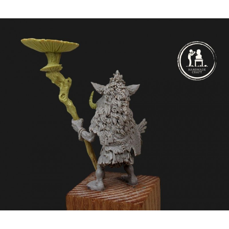 ARSNIK: figurine à l'échelle 54mm de chamane gobelin sculptée par Allan CARRASCO et peinte par sergio CALVO RUBIO